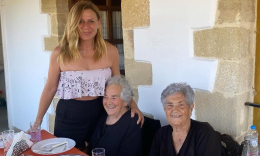 Συγκινεί η Καραβάτου: Οι φωτό με τις αδελφές της μαμάς της, τα παιδιά & το κυριακάτικο τραπέζι