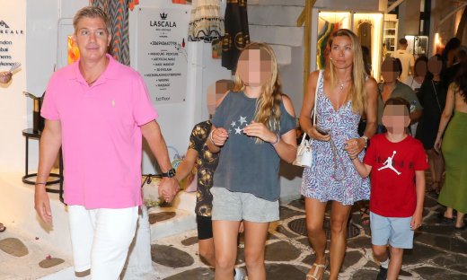 Χρουσαλά-Πατίτσας: Με τα παιδιά τους στα Ματογιάννια - Οι οικογενειακές διακοπές στη Μύκονο.