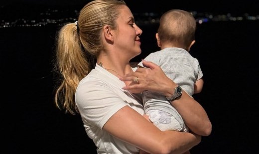 Φωτεινή Πετρογιάννη: Δείτε την να παίζει με τον γιο της – «Σωτήριο παιχνιδάκι»