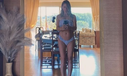 Κατερίνα Καραβάτου: Έτσι είναι στα 51 της με μπικίνι - Η απόδραση με τα παιδιά της στα Χανιά