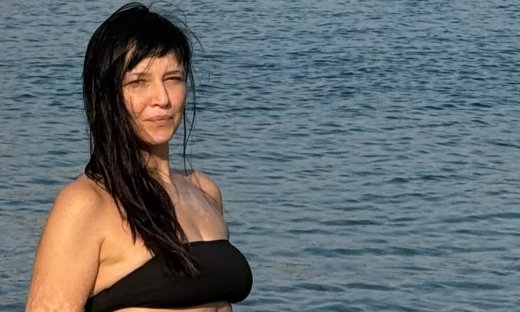 Αθηναΐς Νέγκα: Η πόζα με μαύρο μπικίνι, το αυτοτρολάρισμα & το... αγγούρι της θάλασσας!