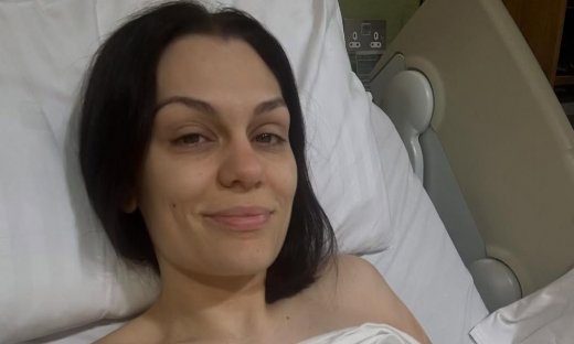 Jessie J: Η νέα μάχη με τον καρκίνο του μαστού, η δεύτερη επέμβαση & η εξομολόγηση - «Εδώ είμαι. Ζω»