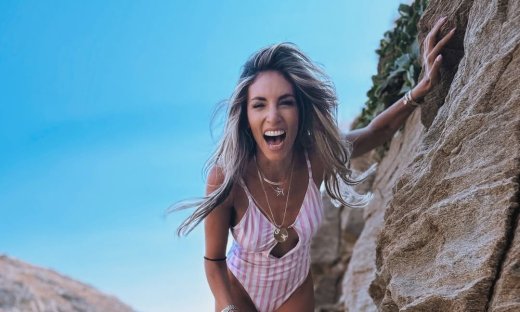 Αθηνά Οικονομάκου: Chic με ριγέ μαγιό στην Άνδρο – Το απόλυτο summer look!