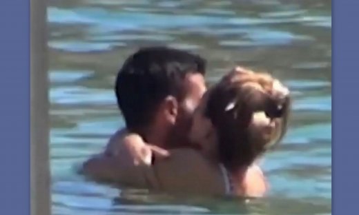 Ασυγκράτητος ο Νόβακ Τζόκοβιτς: Τα τρυφερά φιλιά με τη σύζυγό του μέσα στη θάλασσα