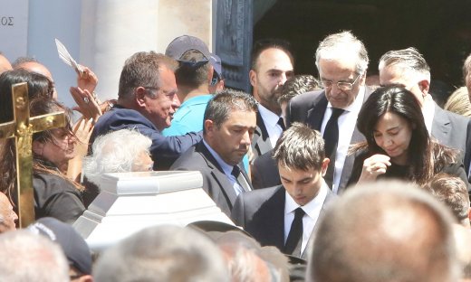 Κηδεία Λένας Σαμαρά: Πλήθος κόσμου στο τελευταίο «αντίο» της 34χρονης