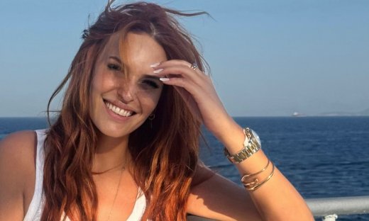 Γιατί σαν τη Χαλκιδική δεν έχει! Μετά τα Κύθηρα, η Χρηστίδου στο εξοχικό της μαζί με τον αδελφό της