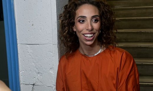 Έλενα Χαραλαμπούδη: «Μία κυρία μπήκε απ’ το παράθυρο του αυτοκινήτου και μου φώναζε “Σ’ αγαπώ!”»