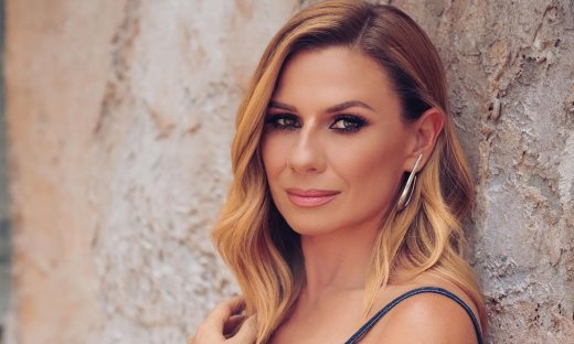 Άφωνη η Καραβάτου με την αποκάλυψη της έφηβης κόρης της: «Κάτσαμε, συζητήσαμε και…»