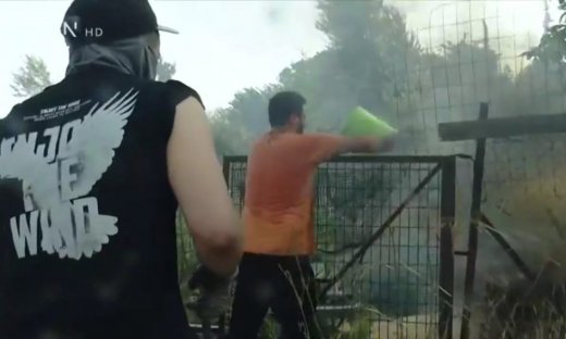 Αχαΐα: Η στιγμή που οι κάτοικοι παλεύουν με λεκάνες να σβήσουν τη φωτιά κοντά στα σπίτια τους