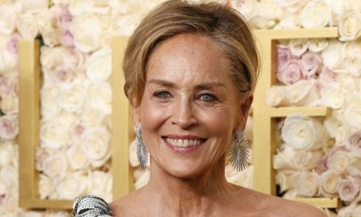 H Σάρον Στόουν έλαμψε στο κόκκινο χαλί του «Nobody 2» με τους γιους της