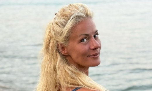 Ζέτα Μακρυπούλια: Ποζάρει δίχως ίχνος μακιγιάζ, με το μπικίνι της και ένα παρεό, στην ακροθαλασσιά