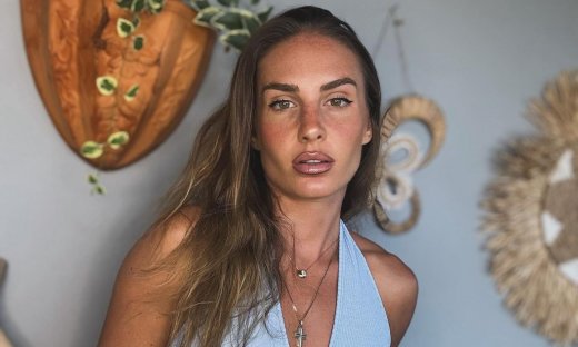 Κατερίνα Δαλάκα: Αναστάτωσε τη Μύκονο με το λευκό μπικίνι της