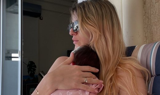 Συγκινεί η Ίλντα Κρόνι: «Το μωρό μας δεν ήρθε απλώς στη ζωή μας. Την γέννησε ξανά από την αρχή»