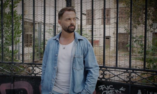 Ξέσπασε ο Ηλίας Βρεττός: «Η κατάντια είναι να εκφράζεσαι όπως εσύ»