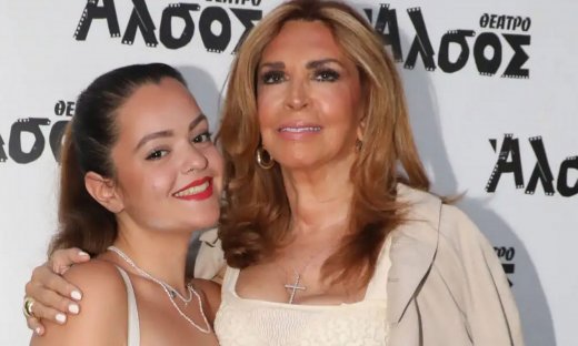 Μιμή Ντενίση: Η γιορτή της Μαριτίνας στον Θεολόγο, οι ευχές & η συγκίνηση