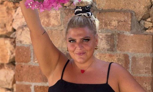 «Άνοιξε την πόρτα μπορεί να...»: Η ανάρτηση της Δανάης Μπάρκα από τις διακοπές της στη Σύρο