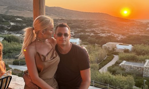 Παναγιώτης Κουτσουμπής: Χαμογελά στον φακό της Κατερίνας του σε ρομαντικό δείπνο τους στην Πάρο