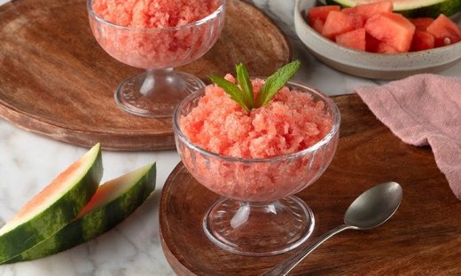 Σορμπέ καρπούζι από τον Άκη Πετρετζίκη