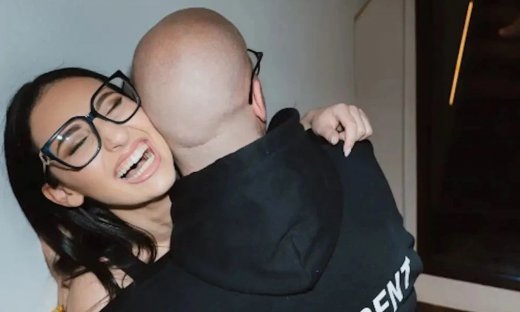 Oge: Η τρυφερή αγκαλιά στην Klavdia & οι ευχές για τα γενέθλιά της: «Χρόνια πολλά στο άλλο μου μισό»