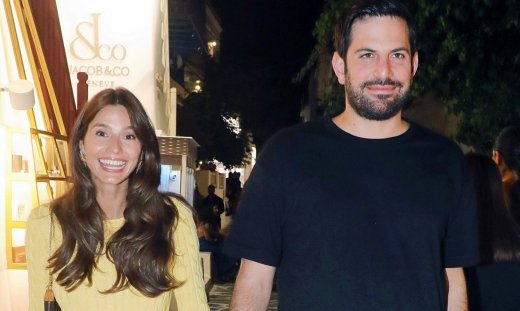 Ηλιάνα Παπαγεωργίου-Γιάννης Καραβασάνης: Περπατώντας χέρι χέρι στα Ματογιάννια της Μυκόνου!