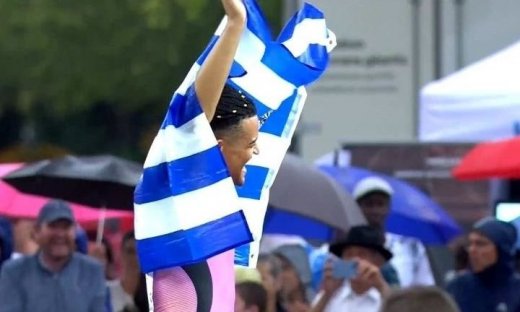 Εμμανουήλ Καραλής: Πανηγύρισε την πρώτη νίκη σε Diamond League με την ελληνική σημαία στους ώμους