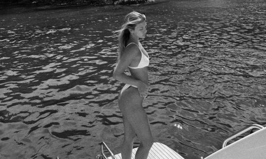 Η Κλέλια Ανδριολάτου με το λευκό μπικίνι της, ποζάρει πάνω σε σκάφος και ξεχνά τι μέρα είναι!