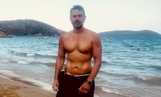 Τάσος Ιορδανίδης: Οι βουτιές με τα παιδιά στην Κάρυστο & η εντυπωσιακή αλλαγή στο σώμα του