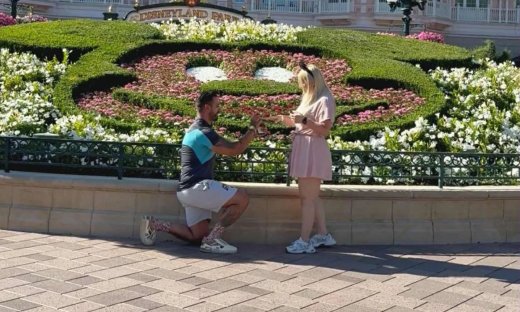 Πρόταση γάμου στη Disneyland για πρώην παίκτρια του MasterChef– Η παραμυθένια στιγμή & το μονόπετρο