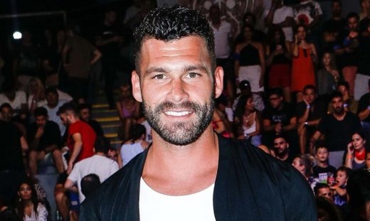 Στάθης Σχίζας: Ποζάρει στον Άγιο Δομίνικο μια ανάσα από το ξεκίνημα των γυρισμάτων του Exathlon