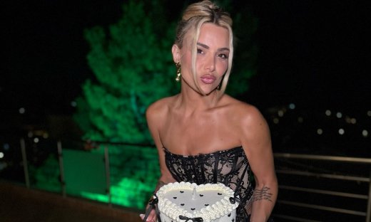 Η Ζόζεφιν έκλεισε τα 35! Η τούρτα-καρδιά για τα γενέθλιά της & η τεράστια ανθοδέσμη από τριαντάφυλλα