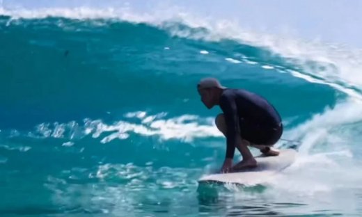 «Τι άνδρας!»: H Μέγκαν Μαρκλ αποθεώνει τον πρίγκιπα Χάρι στο Instagram με βίντεο που κάνει σερφ