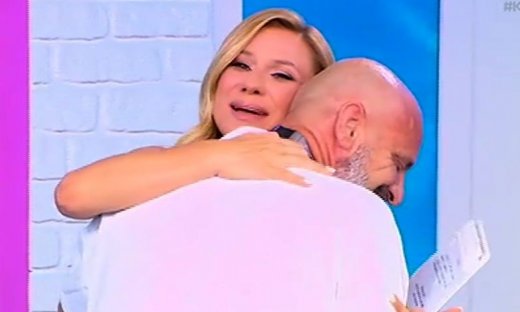 Η ξαφνική εμφάνιση στην εκπομπή της Καραβάτου - Ήταν το χειρότερο καλοκαίρι στη ζωή μου...