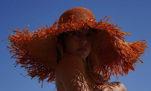 Εντυπωσιάζουν οι καλλιτεχνικές, topless φωτογραφίες της Κλέλιας Ανδριολάτου