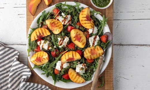 Σαλάτα με ψητά νεκταρίνια και ανθότυρο από τον Άκη Πετρετζίκη