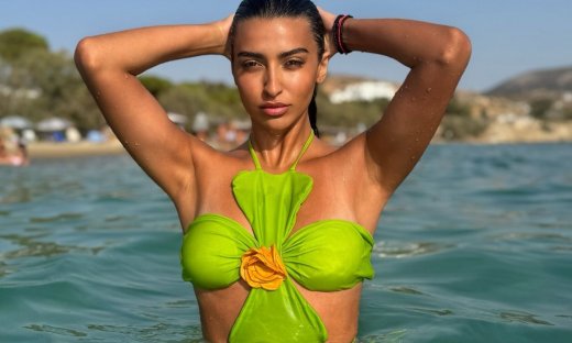 Αναστασία: Δείτε την τραγουδίστρια με μπικίνι να κάνει μασάζ σε παραλία της Πάρου