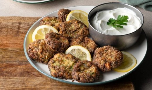 Οι πιο νόστιμοι κολοκυθοκεφτέδες της ταβέρνας από τον Άκη Πετρετζίκη