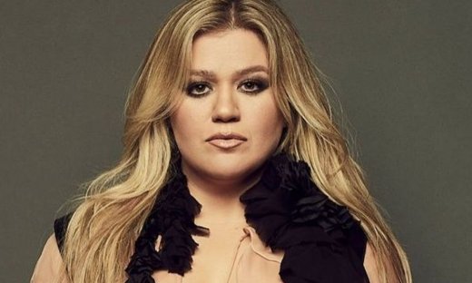 Κέλλυ Κλάρκσον: Μαυροφορεμένη στην πρώτη δημόσια εμφάνιση μετά τον θάνατο του πρώην συζύγου της