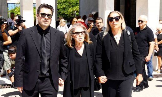 Κηδεία Δημήτρη Κωνσταντάρα: Υποβασταζόμενη η σύζυγός του Βίκυ Βουρλάκη - Τραγικές φιγούρες τα παιδιά