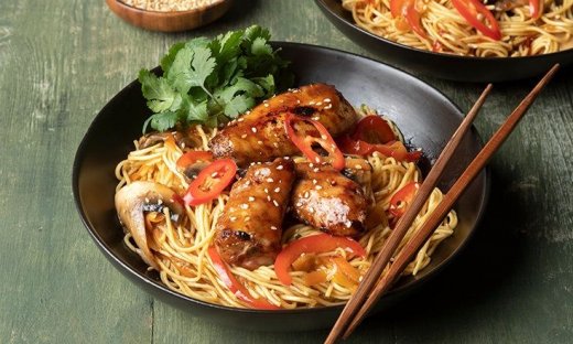 Φτερούγες κοτόπουλου με noodles stir fry από τον Άκη Πετρετζίκη
