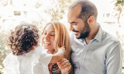 Μαρία Ηλιάκη: Η επίσκεψη στο ιατρείο του Στέλιου Μανουσάκη με την κόρη τους & η τρυφερή αγκαλιά