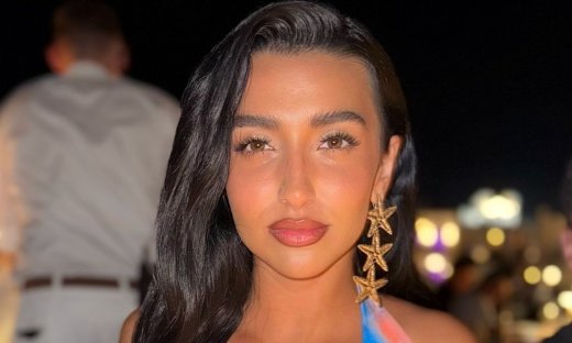 Η Αναστασία σε μεγάλα κέφια σε βραδινή έξοδό της στην Πάρο