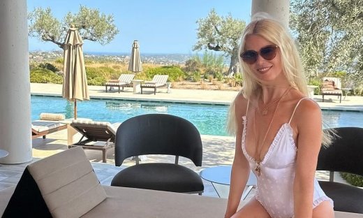 Κλόντια Σίφερ: Στα 55 της χρόνια εντυπωσιάζει με σέξι μαγιό δίπλα στην πισίνα