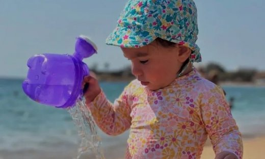 Απολαμβάνει τις βουτιές με τον μπαμπά της - Το τρυφερό στιγμιότυπο