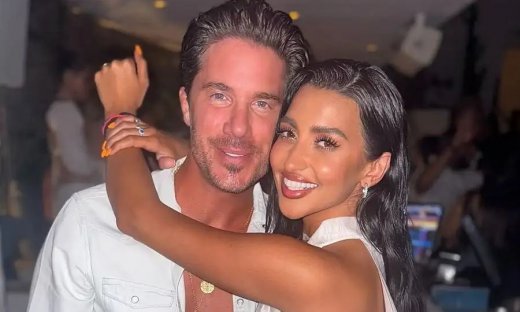 Νίκος Οικονομόπουλος και Αναστασία ποζάρουν αγκαλιά στα σοκάκια της Μυκόνου