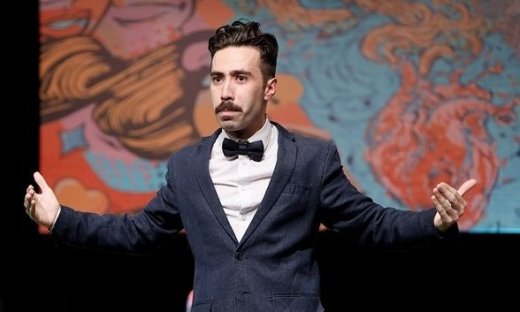 Αντώνης Καλομοιράκης: «Τα κανάλια φοβούνται λίγο την κωμωδία»