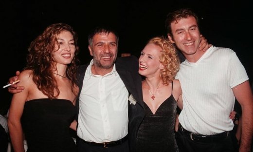 Ούτε 20, ούτε 30: Τα 50 σφάλματα των «Δύο Ξένων» που… ξέφυγαν από τους δημιουργούς και έβγαλαν μάτι