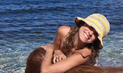Έλλη Τρίγγου: Λάτρης της φύσης και του γυμνισμού η «Μάγισσα»-Τα νέα καρέ στην παραλία χωρίς μαγιό