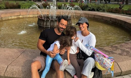 Μπόμπα-Τανιμανίδης: Ταξίδεψαν στις χώρες της Βαλτικής - Το roadtrip με τις δίδυμες κόρες τους