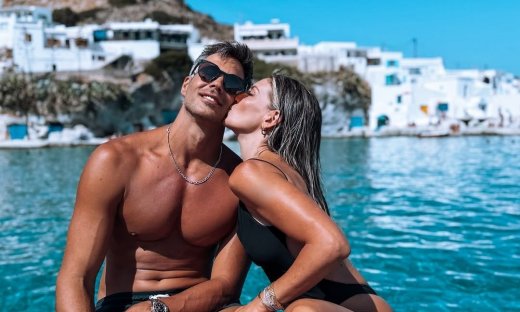 Αθηνά Οικονομάκου: Αποχαιρέτησε τον Αύγουστο στην Κίμωλο με ένα τρυφερό φιλί στον Μπρούνο Τσερέλα!