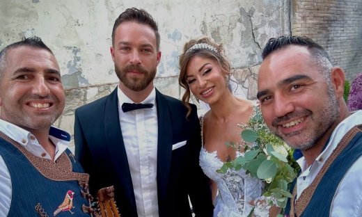 Στέφανος Μιχαήλ – Νάταλι Κάτερ: Πόζαραν μαζί μόλις ολοκληρώθηκε η τελετή του γάμου τους